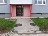 Stavební práce spojené s opravou zadních přístupových chodníků.