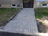 Dokončená oprava silničních obrub a přístupových chodníku