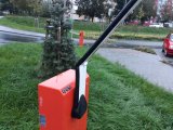 Poškození závory u vjezdu na residenční parkoviště společnosti TS Hlučín s.r.o. na ulici J. Seiferta.